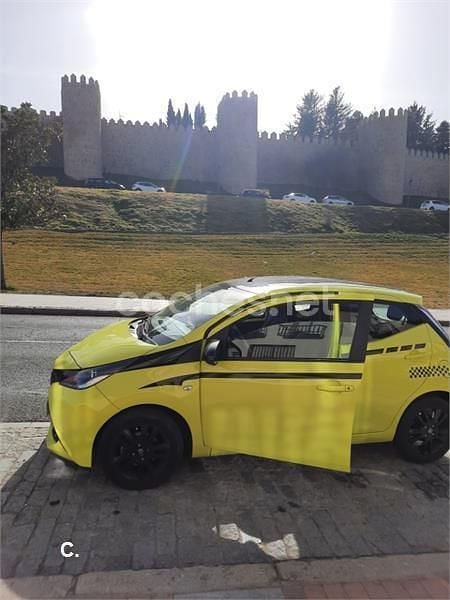 Usado Toyota Aygo X-cite 69 CV (50 kW) 2017 Amarillo Utilitario