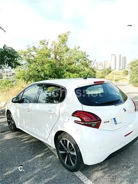 Usado Peugeot 208 Style 110 CV (80 kW) 2017 Blanco Utilitario