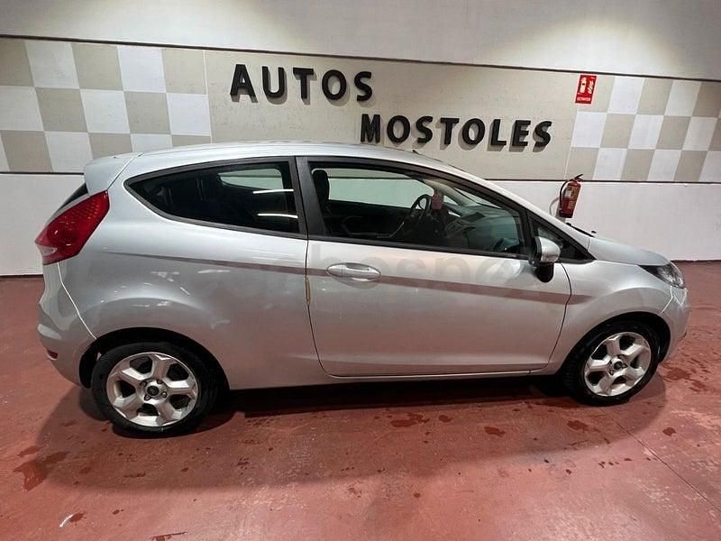 Usado Ford Fiesta Ambiente 70 CV (51 kW) 2008 Gris / plata Utilitario