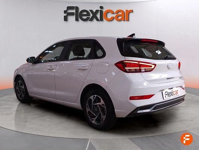 Usado Hyundai i30 120 CV (88 kW) 2024 Blanco Berlina