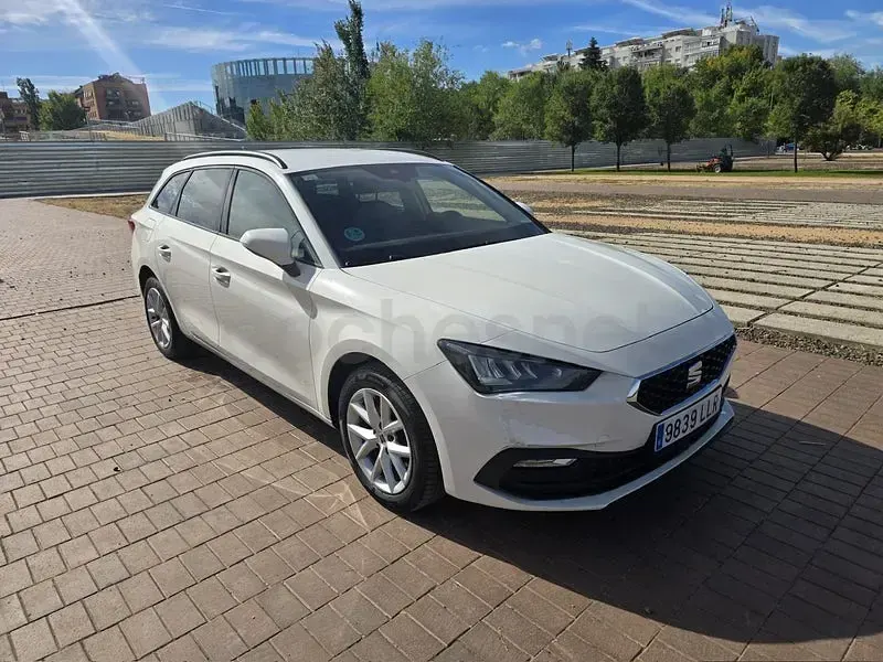 Usado Seat Leon Style 130 CV (95 kW) 2021 Blanco Familiar