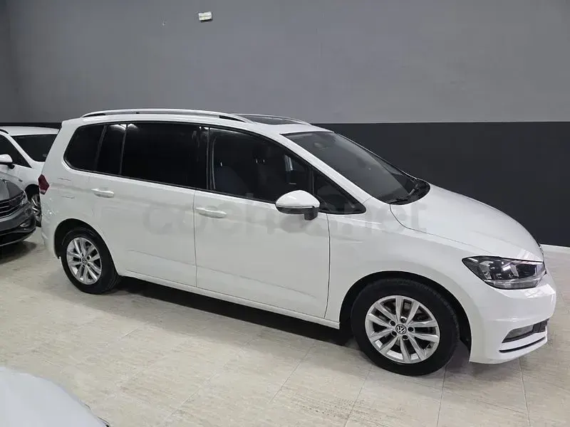 Usado VW Touran Advance 115 CV (84 kW) 2019 Blanco Monovolumen