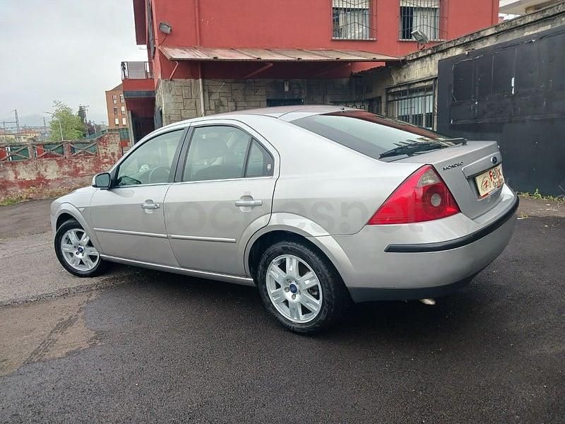 Usado Ford Mondeo Ghia 130 CV (95 kW) 2005 Gris / plata Berlina