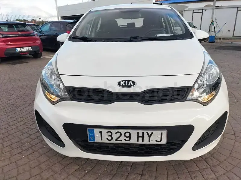 Usado Kia Rio 85 CV (62 kW) 2014 Blanco Berlina