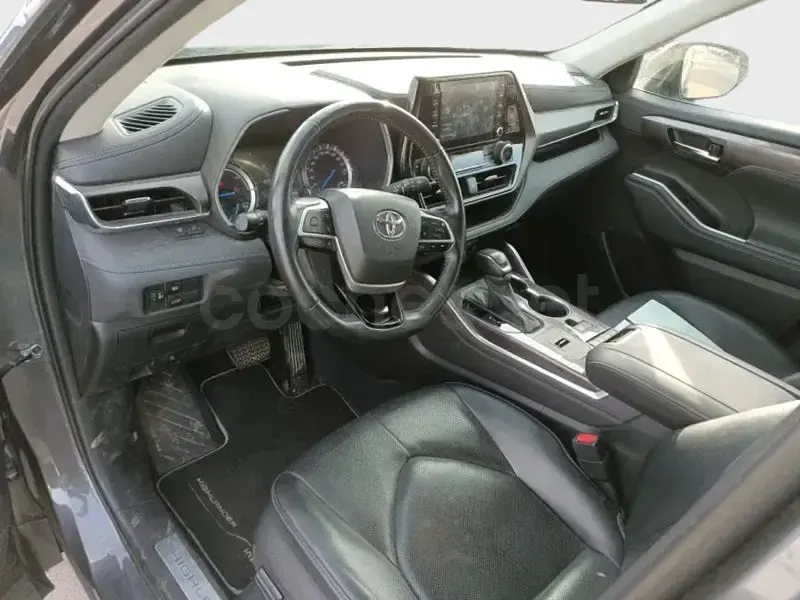 Usado Toyota Highlander Advance 246 CV (180 kW) 2022 Gris / plata SUV