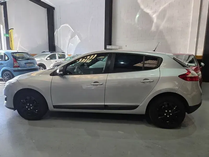 Usado Renault Mégane III Life 115 CV (84 kW) 2013 Gris / plata Berlina