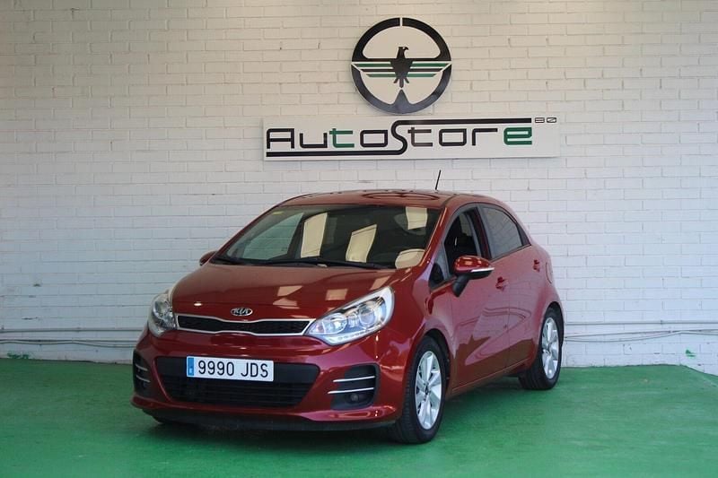 Rojo Usado 2015 Kia Rio Berlina | 7990 € (Precio justo) - Imagen 1/4