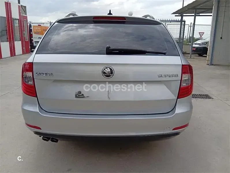 Usado Skoda Superb Ambition 140 CV (102 kW) 2015 Blanco Familiar