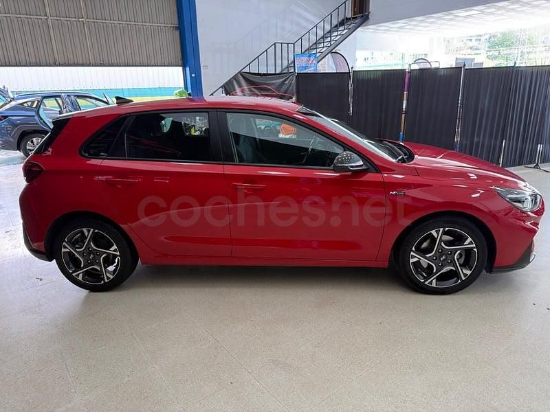Usado Hyundai i30 N Line 120 CV (88 kW) 2023 Rojo Berlina