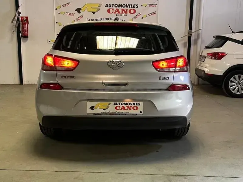 Usado Hyundai i30 95 CV (69 kW) 2019 Gris / plata Berlina