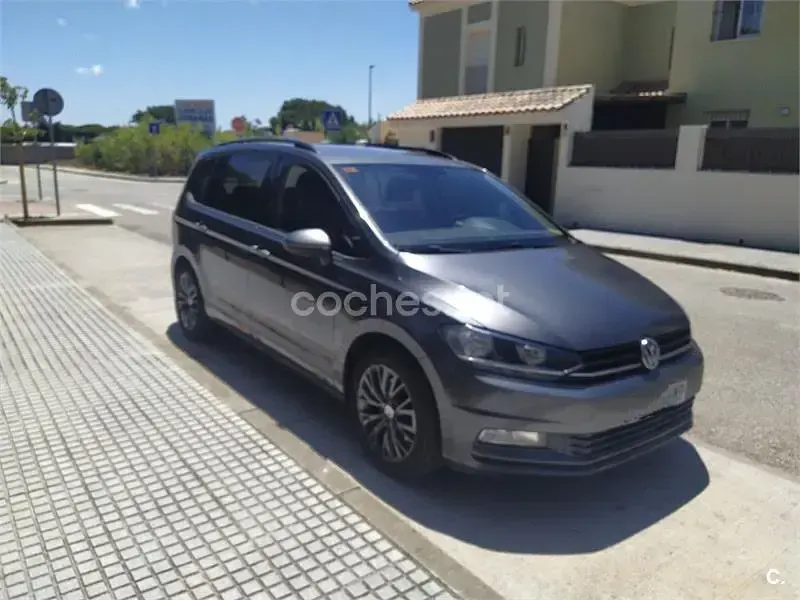 Usado VW Touran Advance 115 CV (84 kW) 2017 Gris / plata Monovolumen