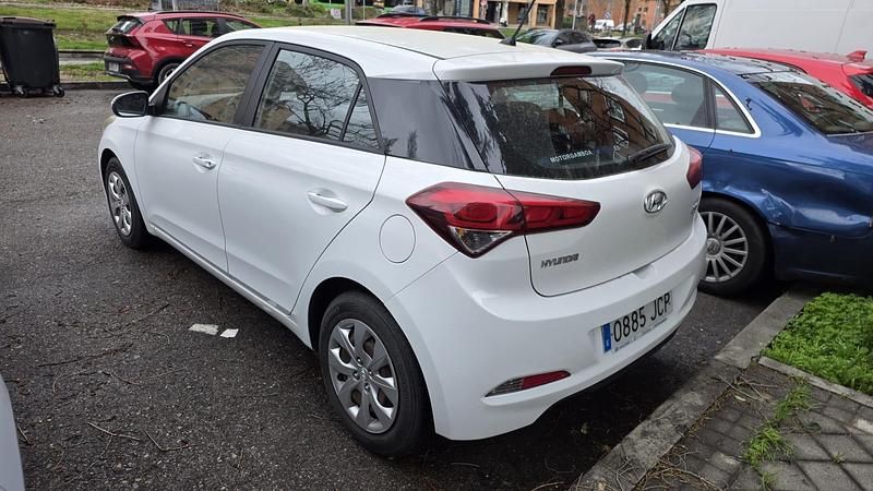 Usado Hyundai i20 84 CV (61 kW) 2015 Blanco Berlina