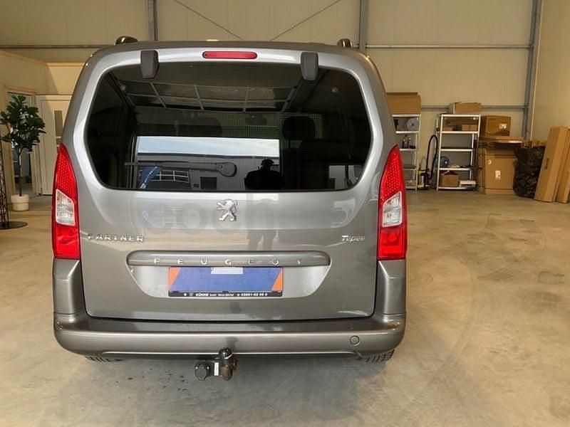 Usado Peugeot Partner Tepee Active 112 CV (82 kW) 2012 Gris / plata Monovolumen