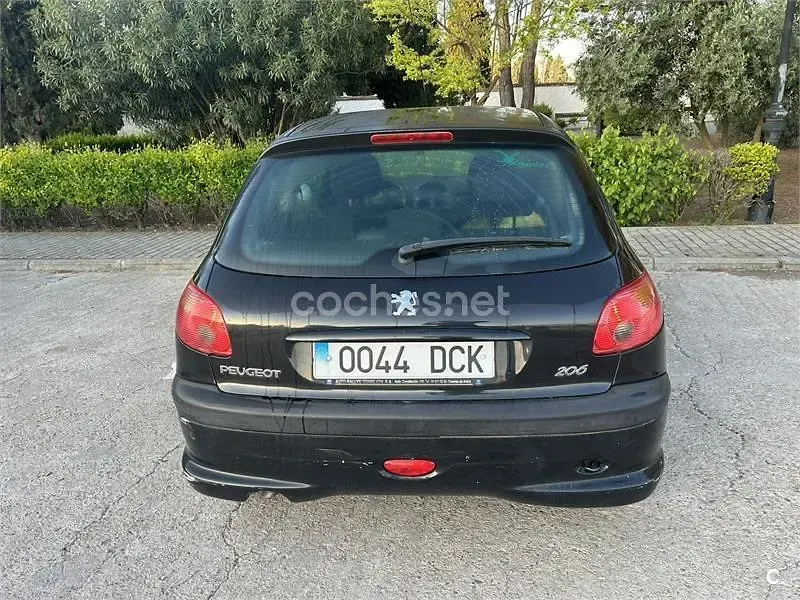 Używany Peugeot 206 75 KM (55 kW) 2004 Czarny Sedan/Limuzyna