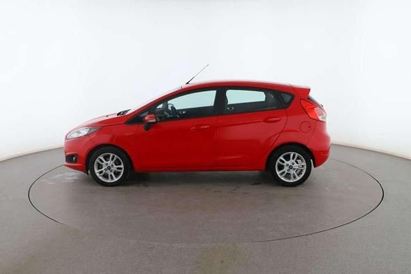 Usado Ford Fiesta Trend 75 CV (55 kW) 2015 Rojo Utilitario