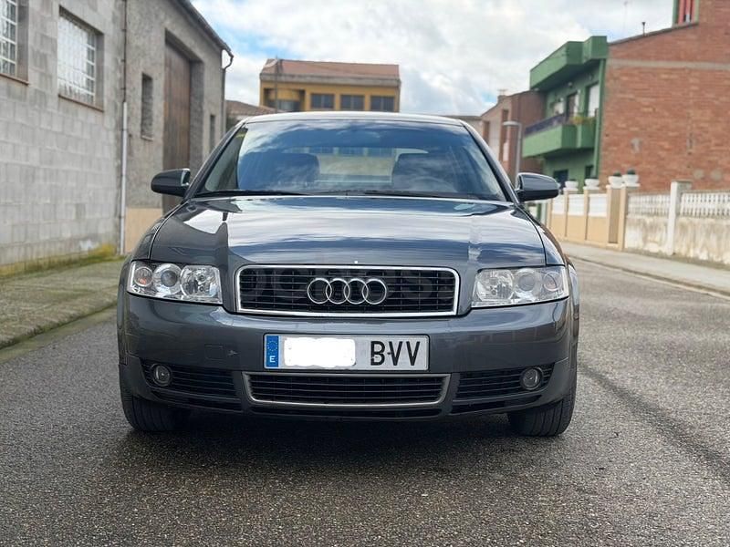 Usado Audi A4 Premium 130 CV (95 kW) 2002 Gris / plata Berlina