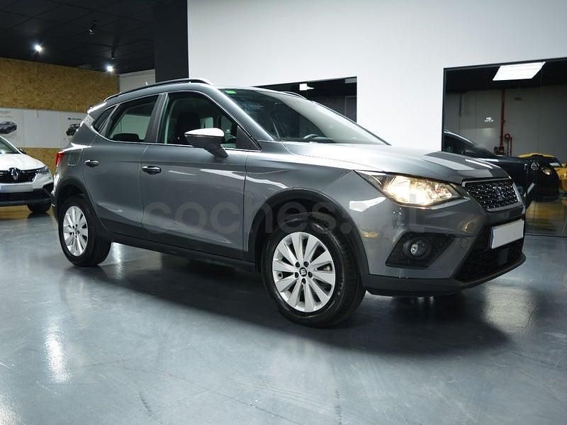 Usado Seat Arona Reference 95 CV (69 kW) 2018 Gris / plata SUV