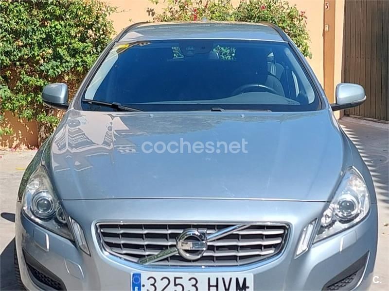 Gris / plata Usado 2014 Volvo V60 R-Design Kinetic Familiar | 14.000 € (Un poco caro) - Imagen 1/4