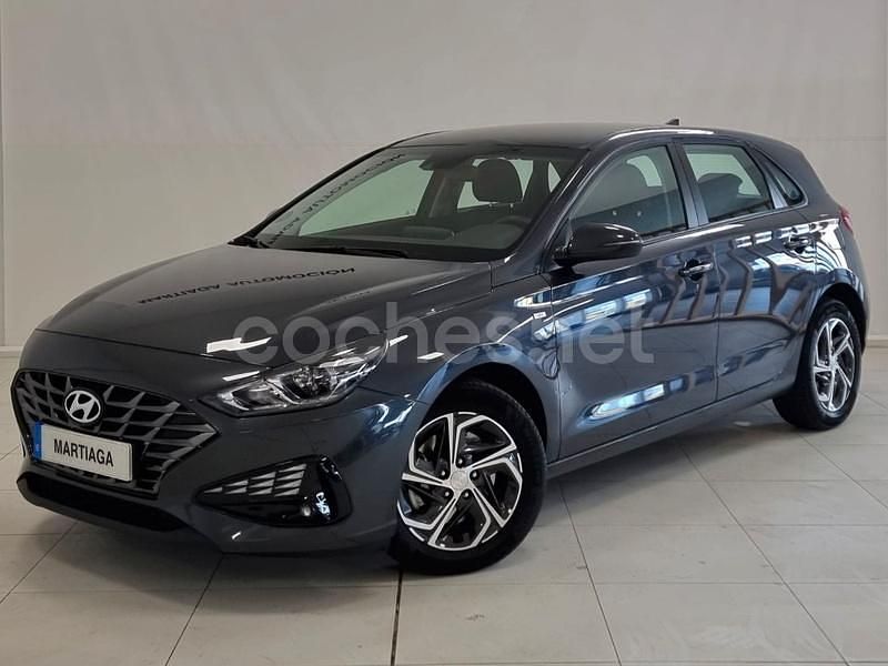 Gris / plata Usado 2024 Hyundai i30 Berlina | 21.900 € (Caro) - Imagen 1/4