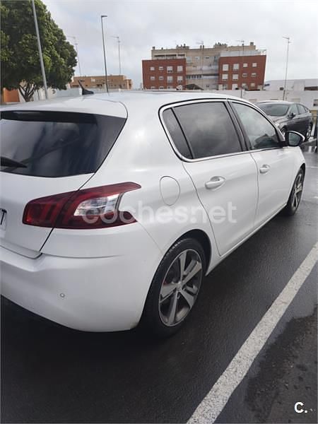 Usado Peugeot 308 Allure 130 CV (95 kW) 2014 Blanco Berlina