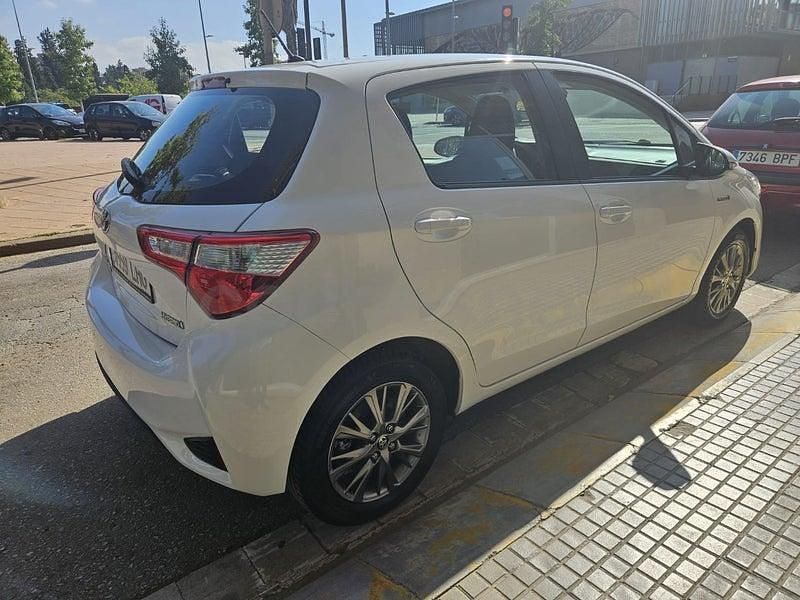 Usado Toyota Yaris Hybrid Advance 100 CV (73 kW) 2020 Blanco Berlina