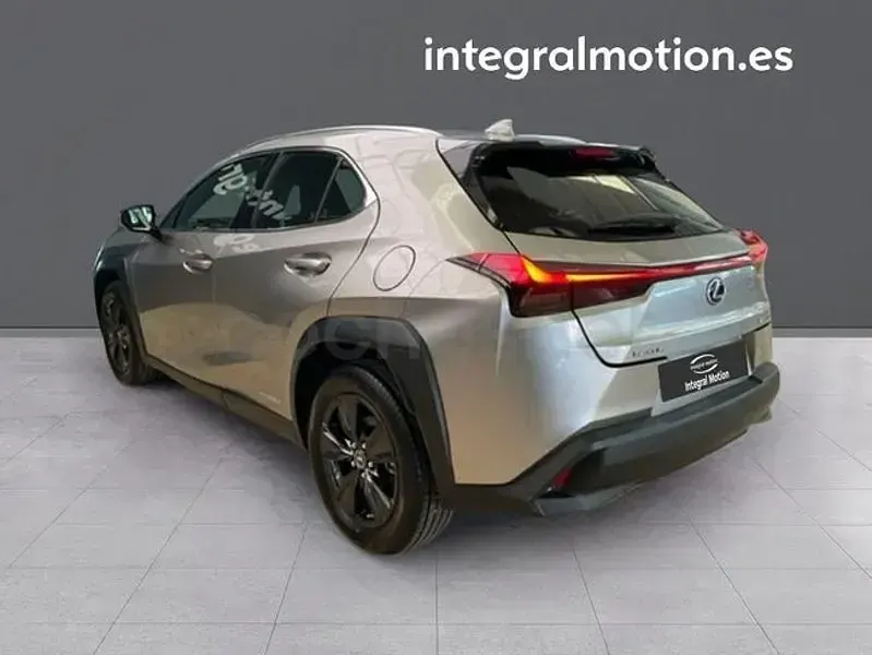 Usado Lexus UX Business Edition 184 CV (135 kW) 2022 Gris / plata SUV