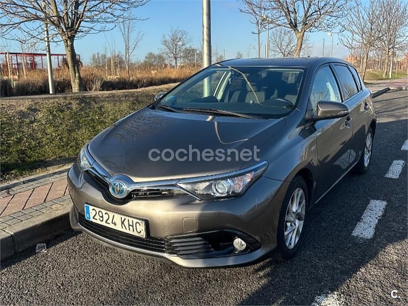 Usado Toyota Auris Hybrid 136 CV (100 kW) 2018 Gris / plata Berlina