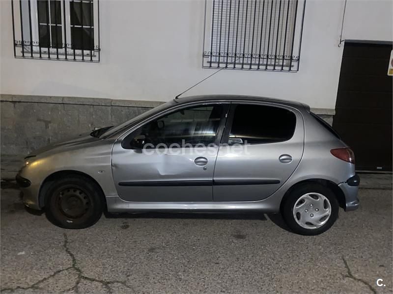 Usado Peugeot 206 70 CV (51 kW) 2003 Gris / plata Berlina
