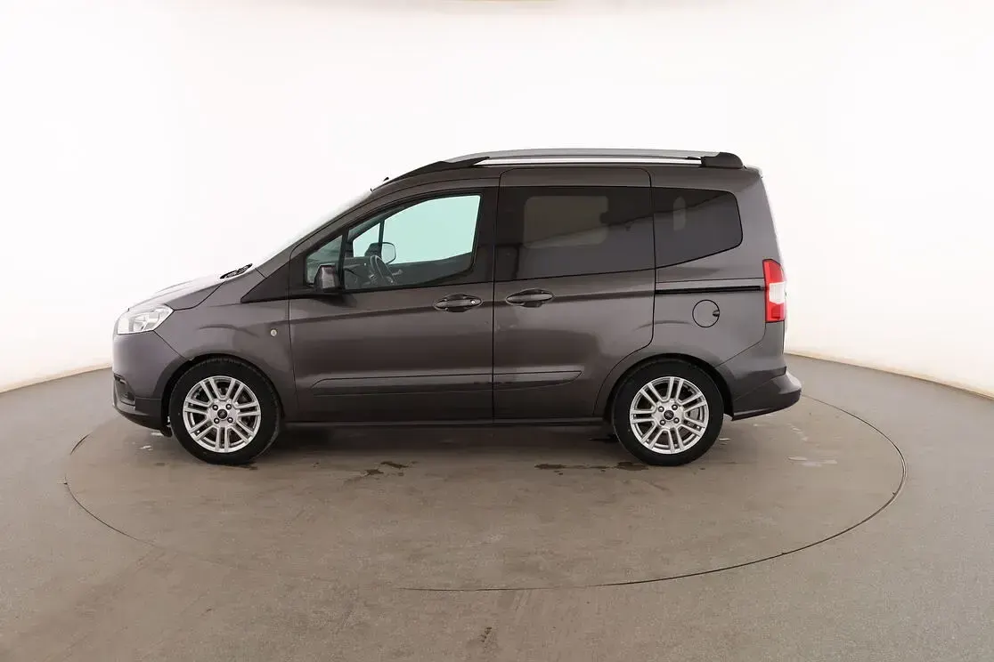 Usado Ford Tourneo Courier Titanium 100 CV (73 kW) 2018 Gris / plata Monovolumen