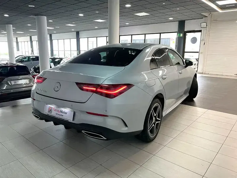 Usado Mercedes CLA250e 218 CV (160 kW) 2025 Gris / plata Berlina