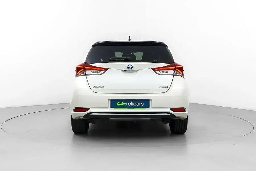 Usado Toyota Auris Hybrid 136 CV (100 kW) 2017 Blanco Berlina