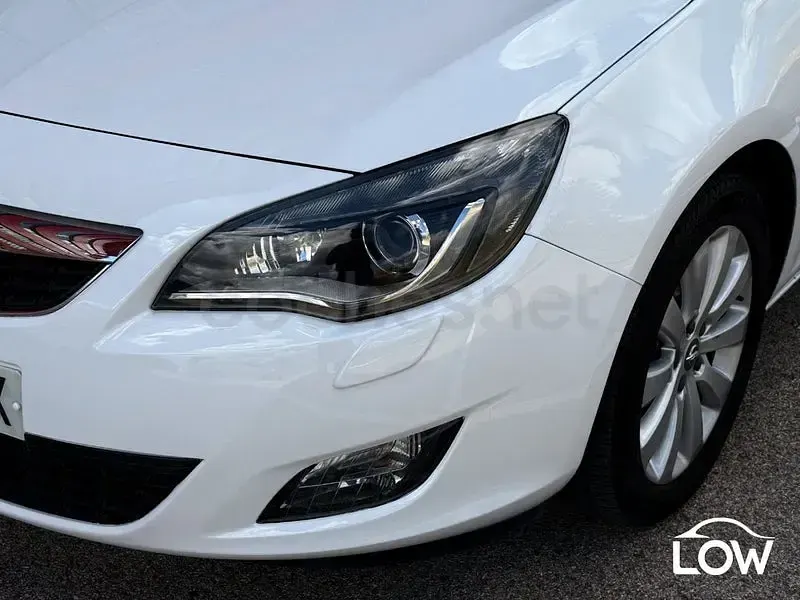 Usado Opel Astra Selective 110 CV (80 kW) 2012 Blanco Berlina