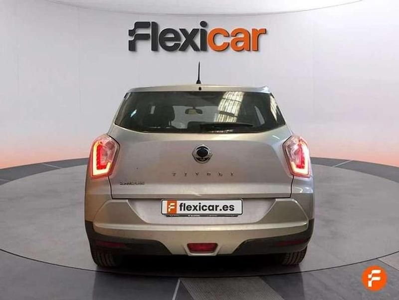 Usado Ssangyong (KGM) Tivoli 129 CV (94 kW) 2016 Gris SUV