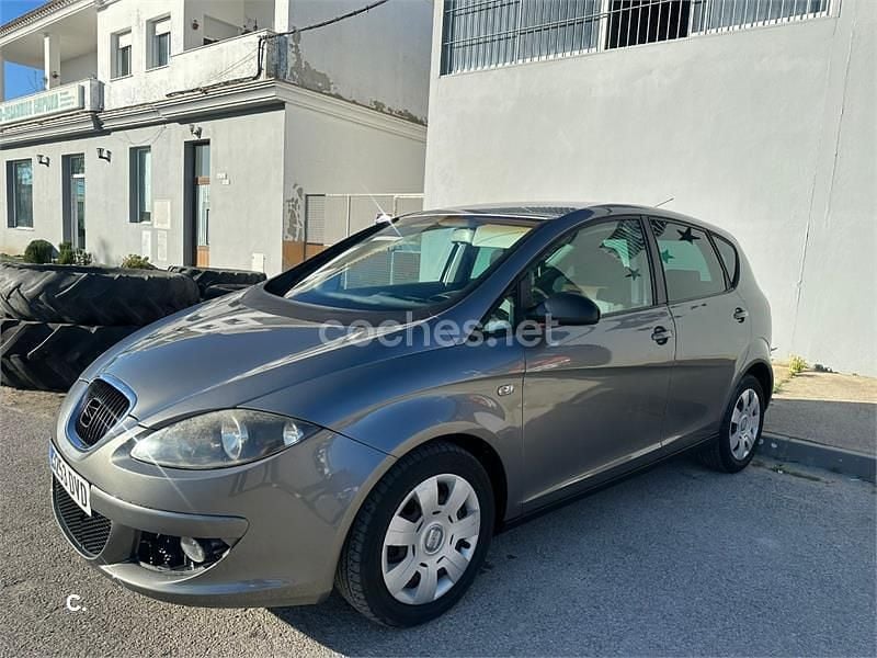 Usado Seat Altea Sport 105 CV (77 kW) 2005 Gris / plata Monovolumen