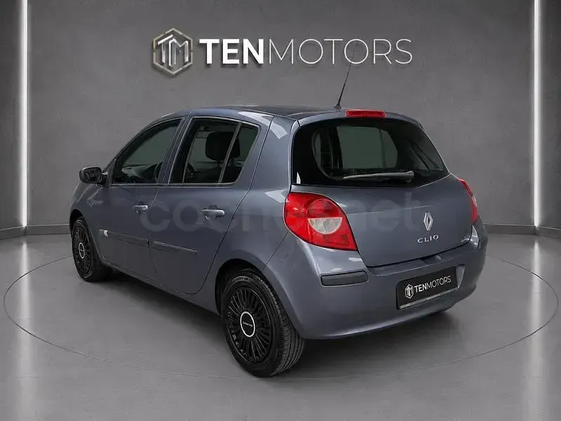 Usado Renault Clio II 60 CV (44 kW) 2006 Gris / plata Berlina