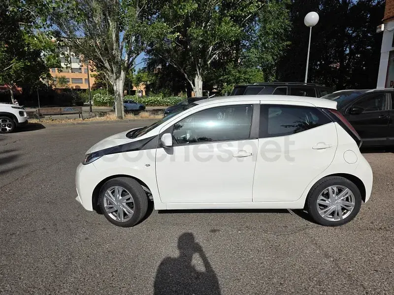 Usado Toyota Aygo X-cite 69 CV (50 kW) 2018 Blanco Utilitario