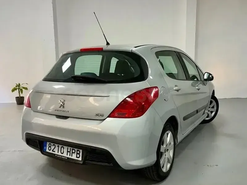 Usado Peugeot 308 Access 98 CV (72 kW) 2013 Gris / plata Berlina