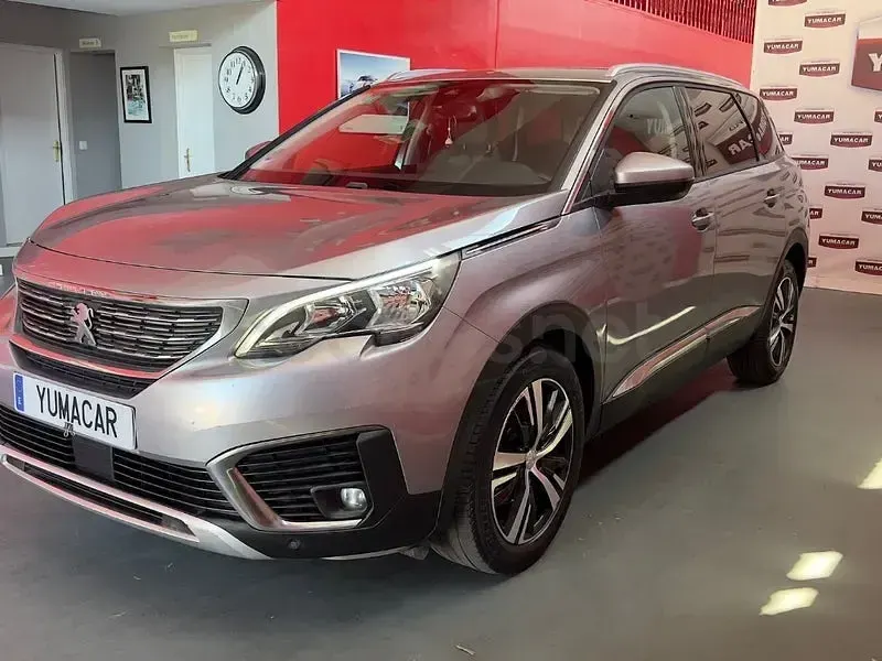 Usado Peugeot 5008 Allure 120 CV (88 kW) 2017 Gris / plata SUV