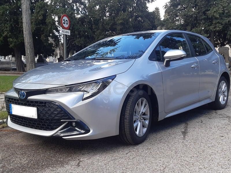 Usado Toyota Corolla Active 140 CV (102 kW) 2025 Gris / plata Berlina