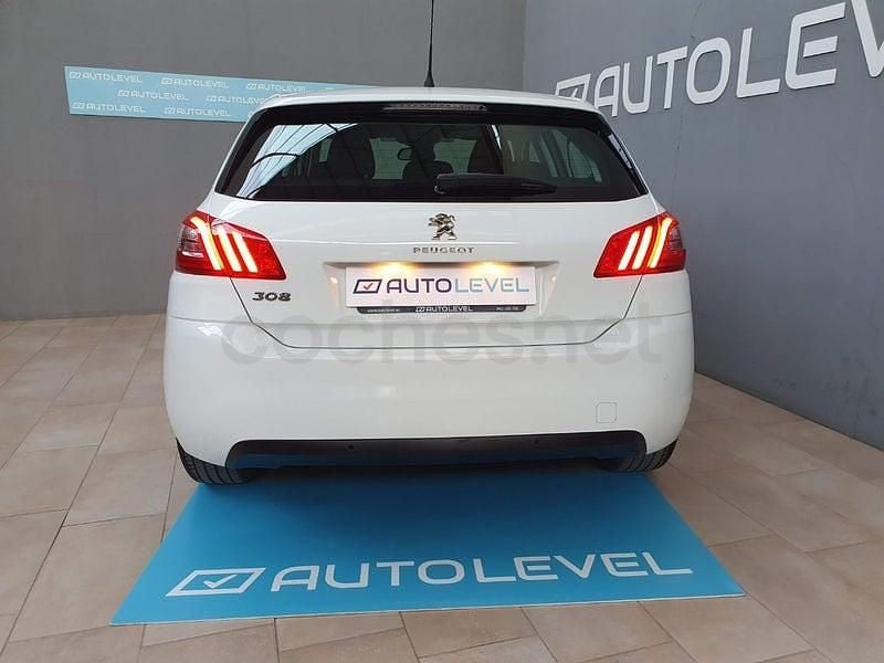 Usado Peugeot 308 Active 130 CV (95 kW) 2021 Blanco Berlina