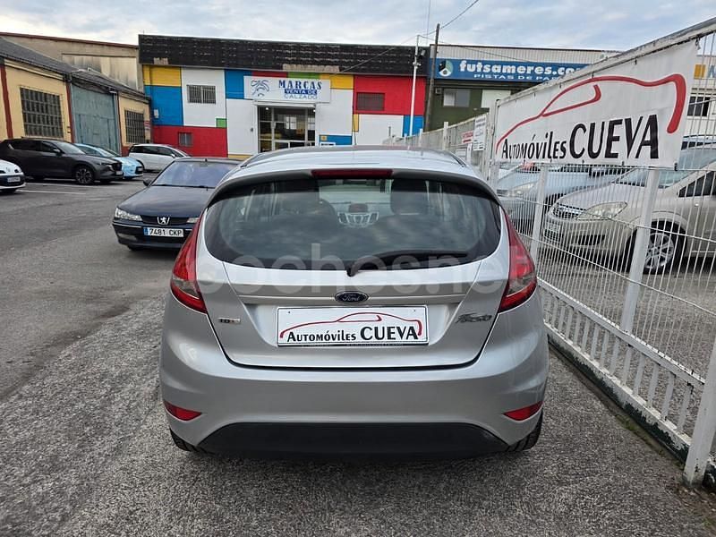 Usado Ford Fiesta 95 CV (69 kW) 2011 Gris / plata Berlina