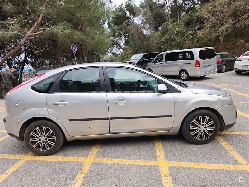 Usado Ford Focus Trend 100 CV (73 kW) 2007 Gris / plata Berlina