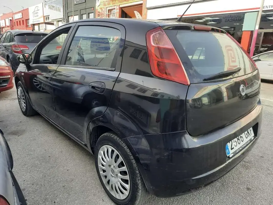 Usado Fiat Grande Punto Active 95 CV (69 kW) 2009 Negro Utilitario