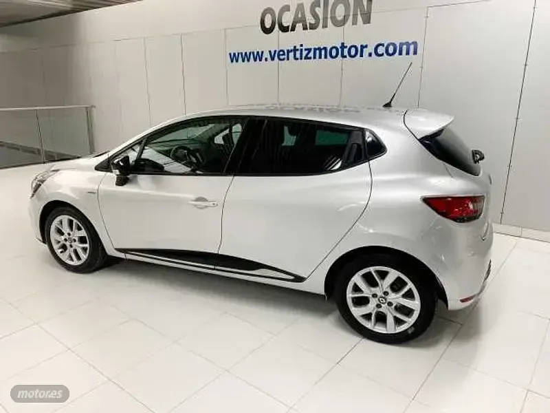 Usado Renault Clio LIMITED 90 CV (66 kW) 2019 Plateado