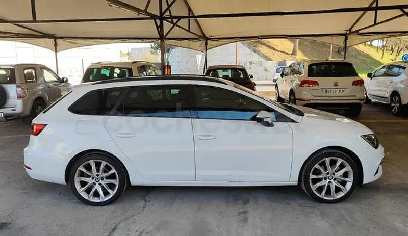 Usado Seat Leon Style 130 CV (95 kW) 2019 Blanco Familiar