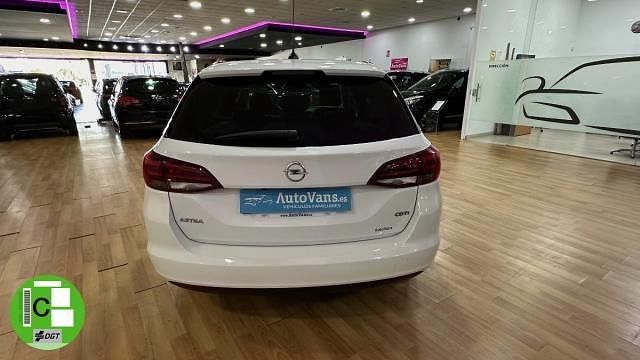 Usado Opel Astra Dynamic 136 CV (100 kW) 2018 Blanco Familiar