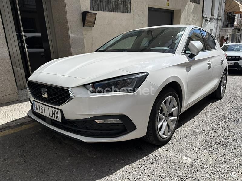 Begagnad Seat Leon Reference 115 HK (84 kW) 2021 Vit Sedan