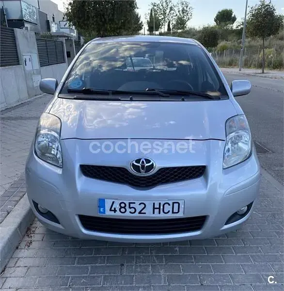 Usado Toyota Yaris Connect Style 101 CV (74 kW) 2011 Gris / plata Utilitario