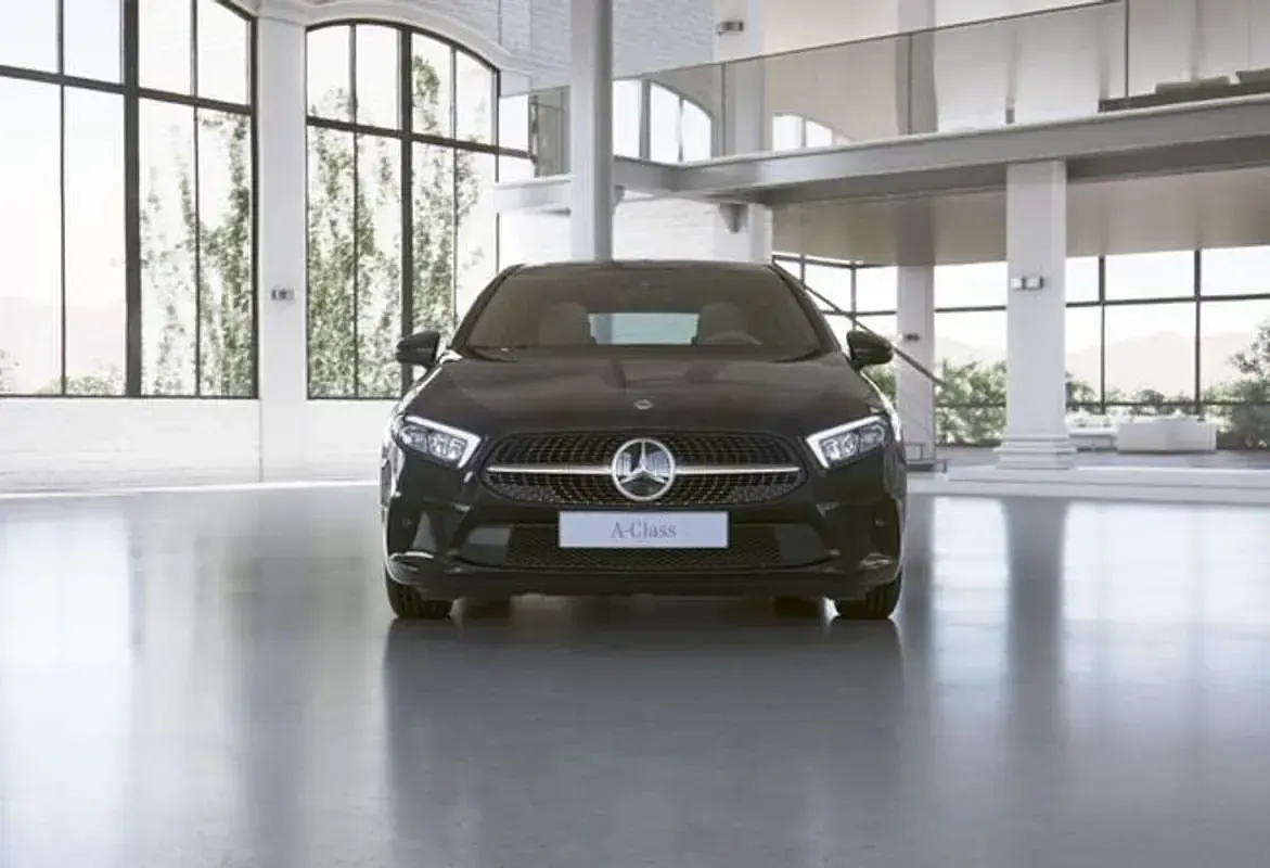 Usado Mercedes A180 136 CV (100 kW) 2020 Negro Utilitario