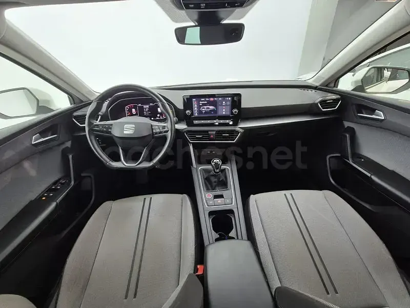 Usado Seat Leon Style 130 CV (95 kW) 2022 Gris / plata Berlina